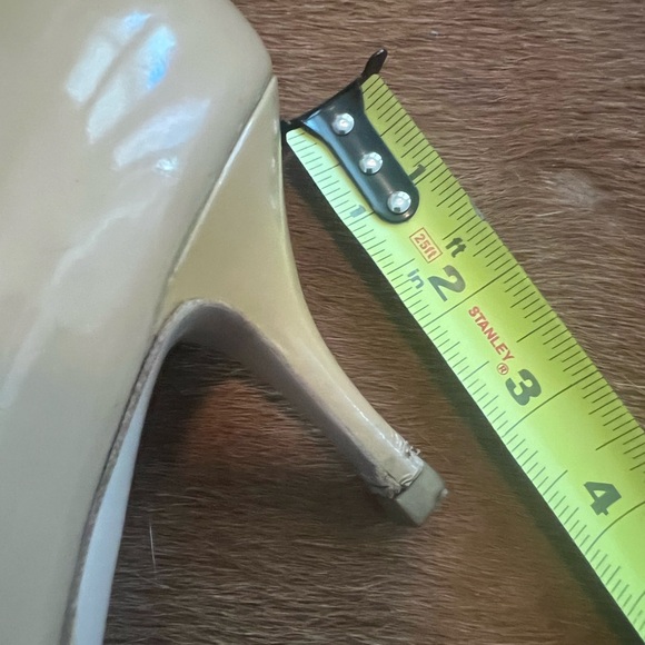 Salvatore Ferragamo Vara Bow logo round toe patent leather pumps beige - Picture 10 of 10